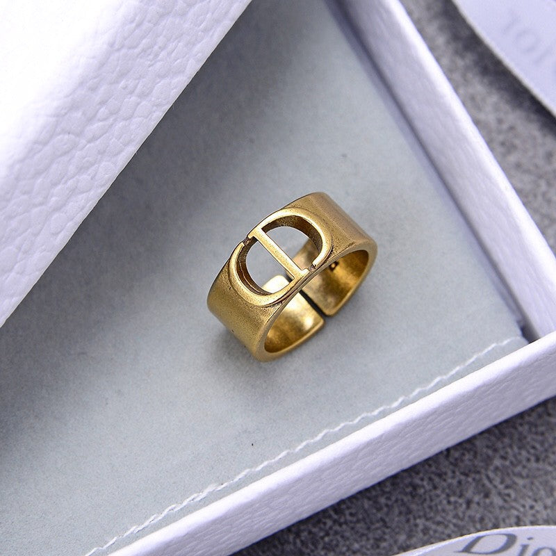 30 Montaigne Antique Gold Ring