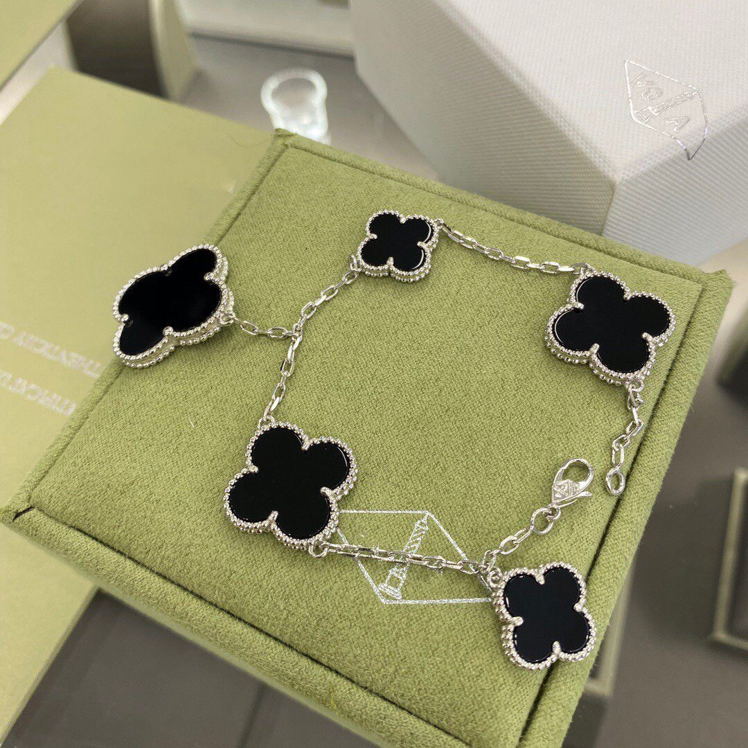 Clover 5 Motifs Sivler Onyx Bracelet