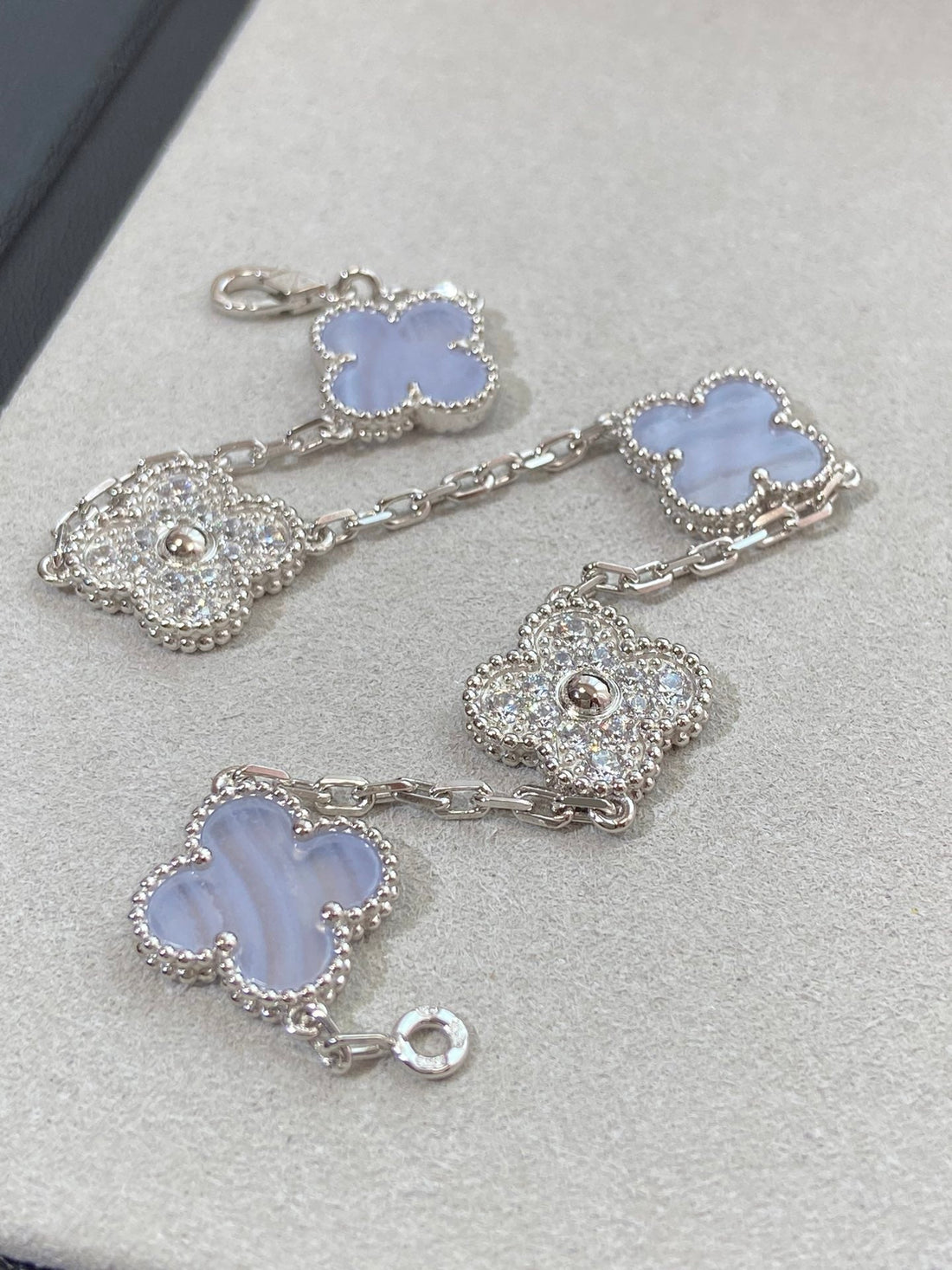Clover 5 Motif Silver Chalcedony Diamond Bracelet