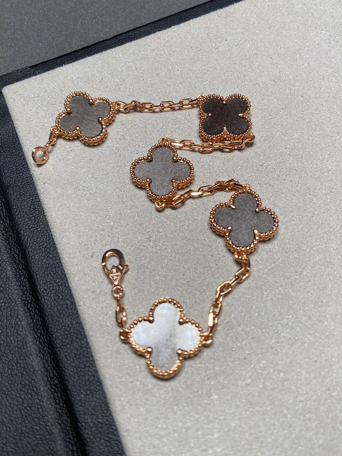 Clover 5 Motif Grey Mop Pink Gold Bracelet