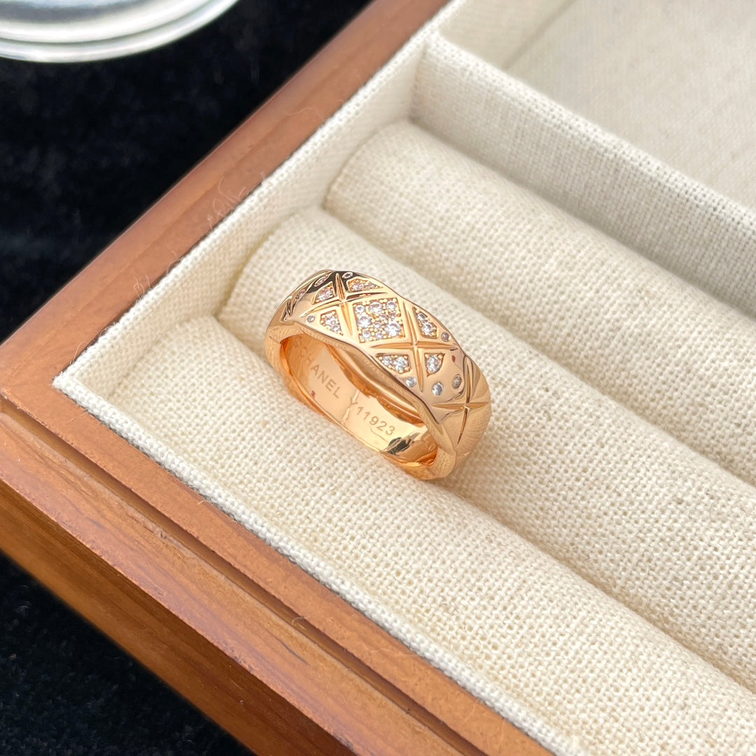Crush Ring 6.8mm Gold Diamonds Quilted