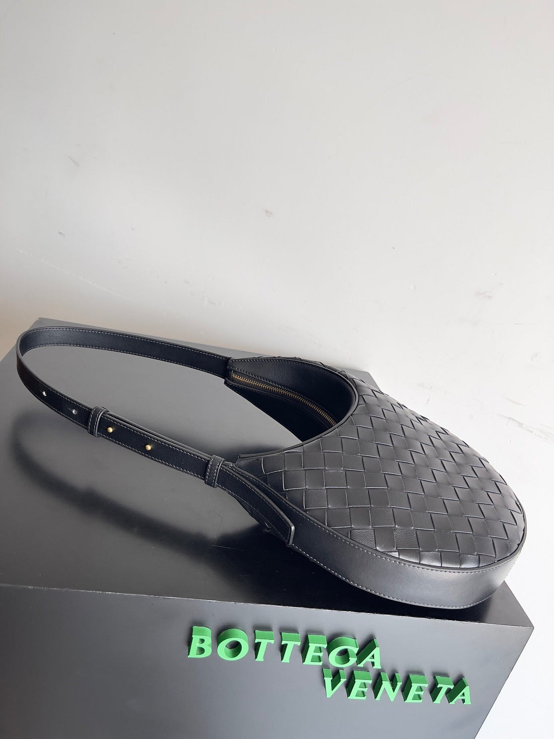 Bv Small Drop 32CM Black Lambskin
