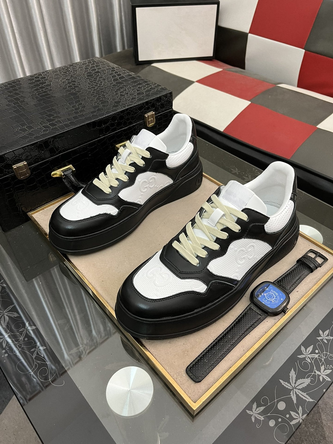 GG Embossed White Black