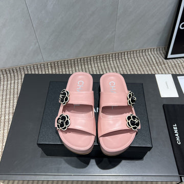 CC 25SS Flower Buckle Platform Beach Slides In Pink Cowhide