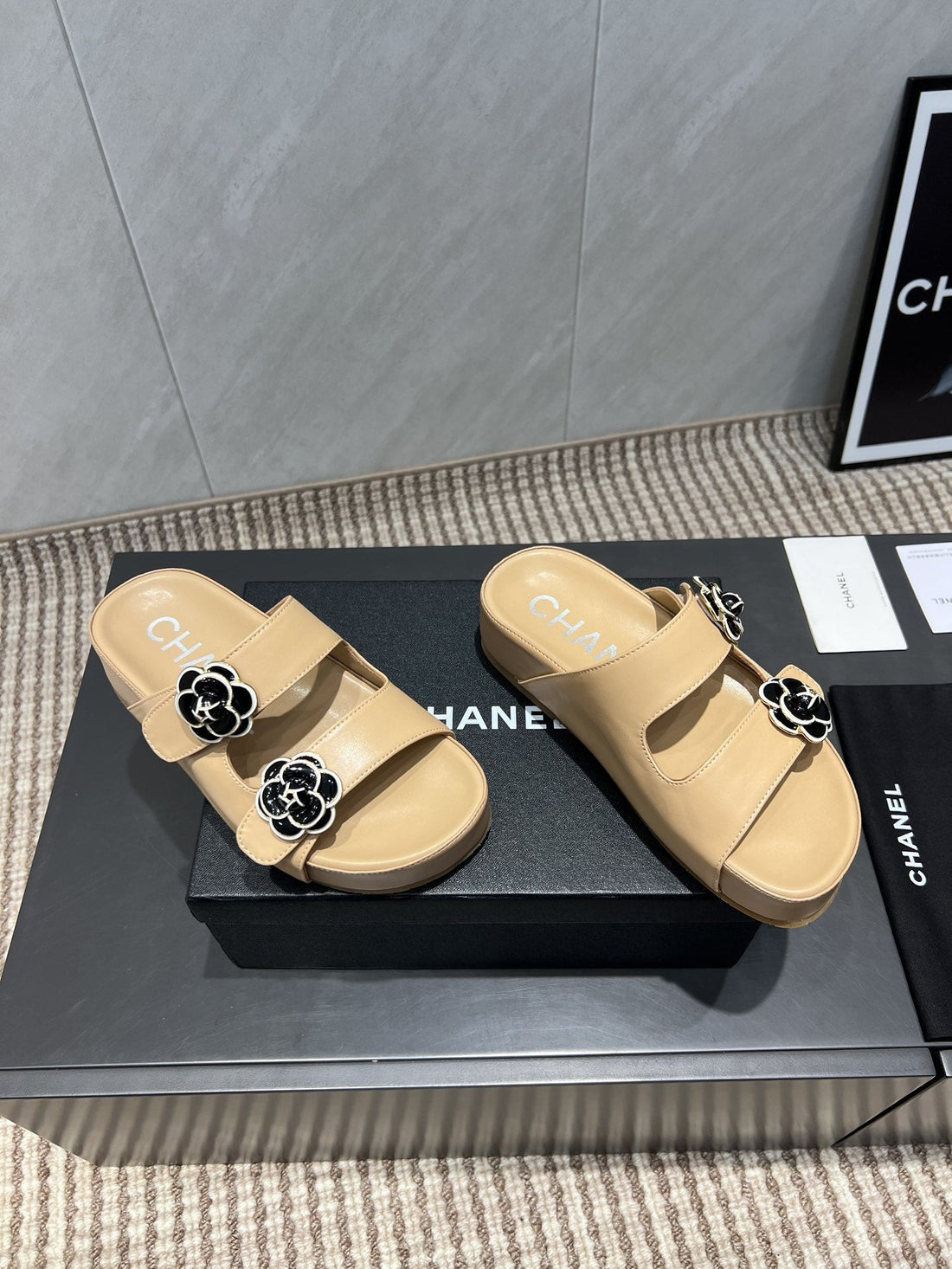 CC 25SS Flower Buckle Platform Beach Slides In Beige Cowhide