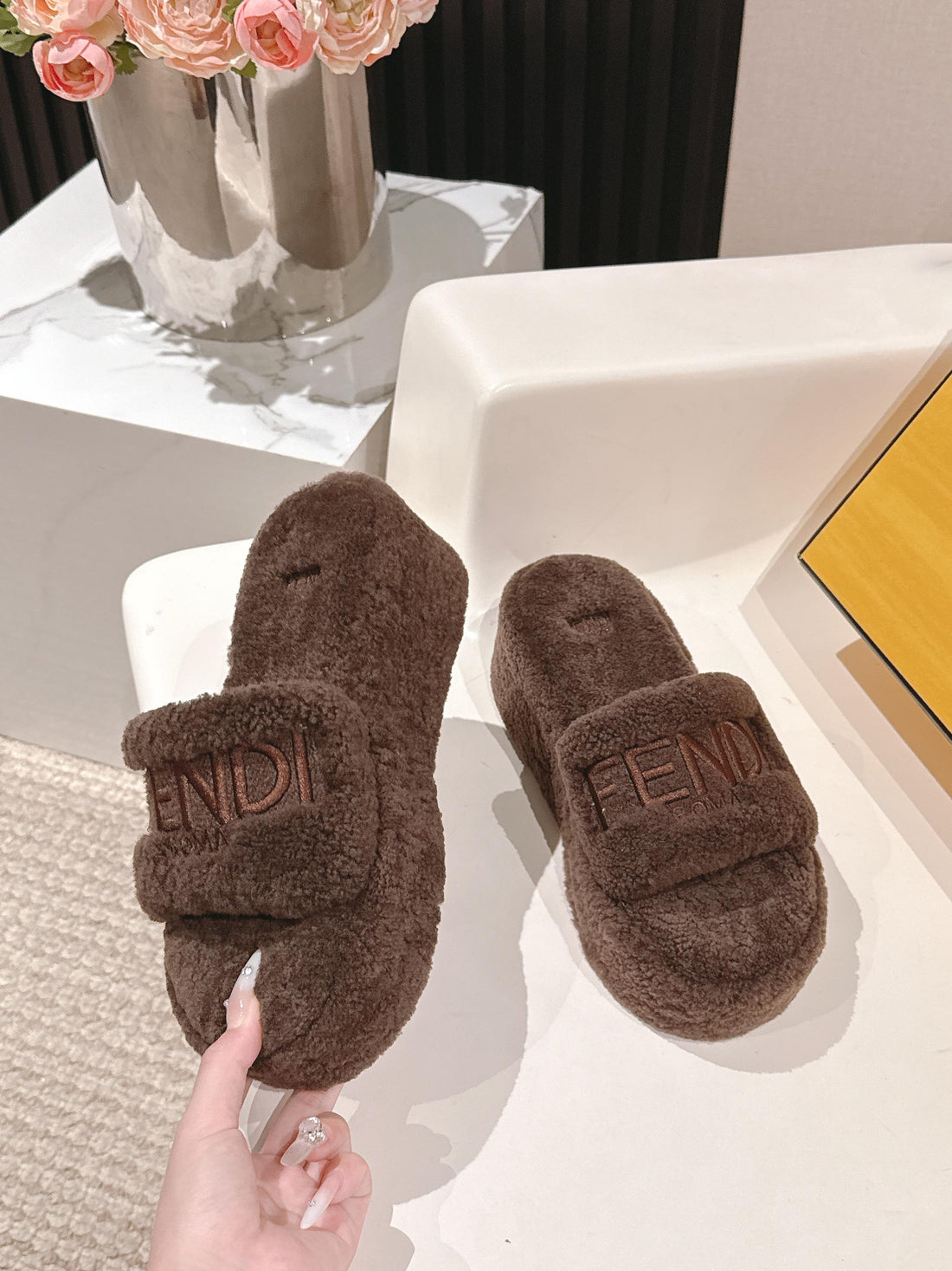 Fendi F013 2025SS Fluffy Slippers Chocolate Brown Lambswool 467199
