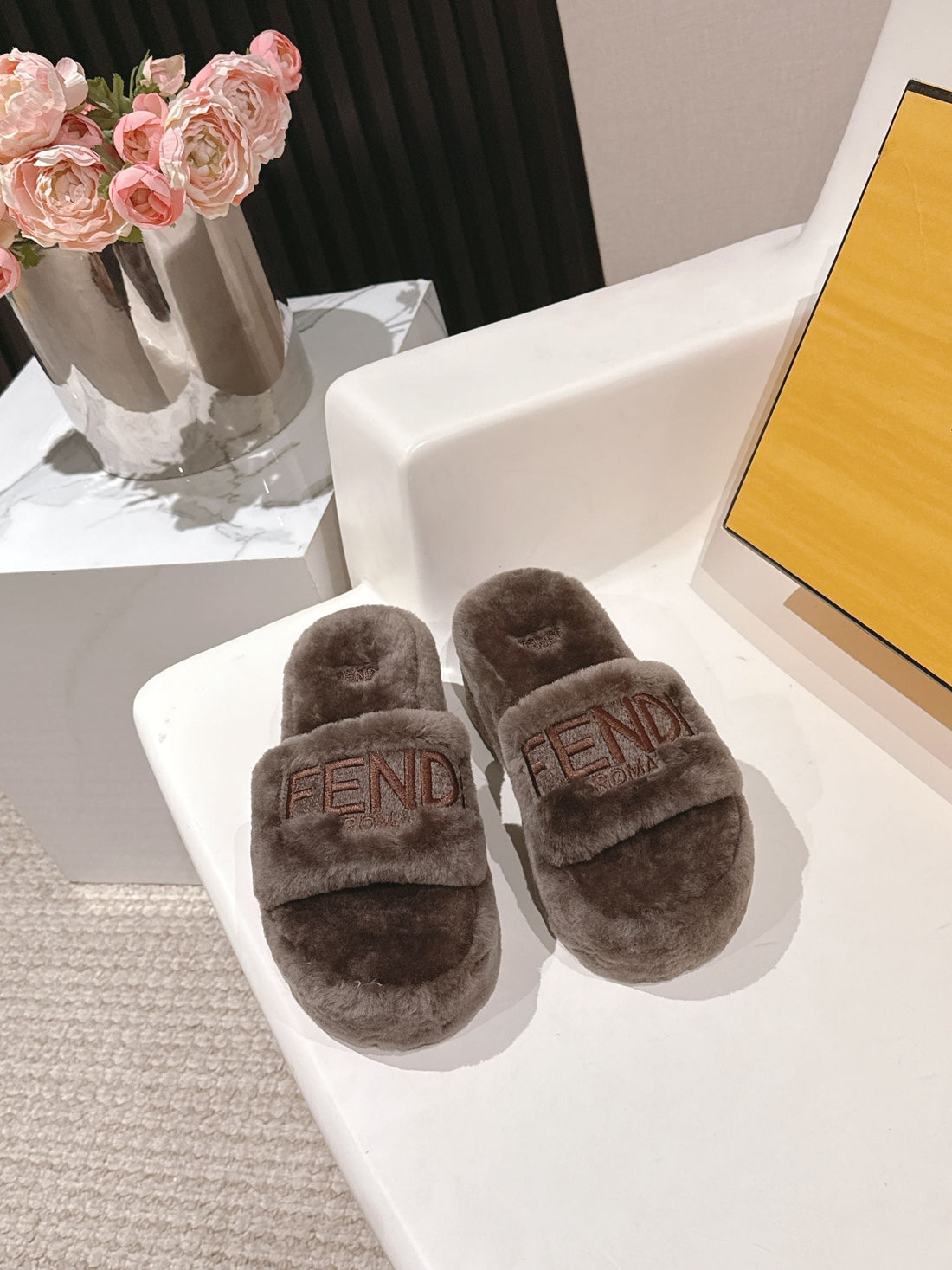 Fendi F013 2025SS Fluffy Slippers Brown Lambswool 467196