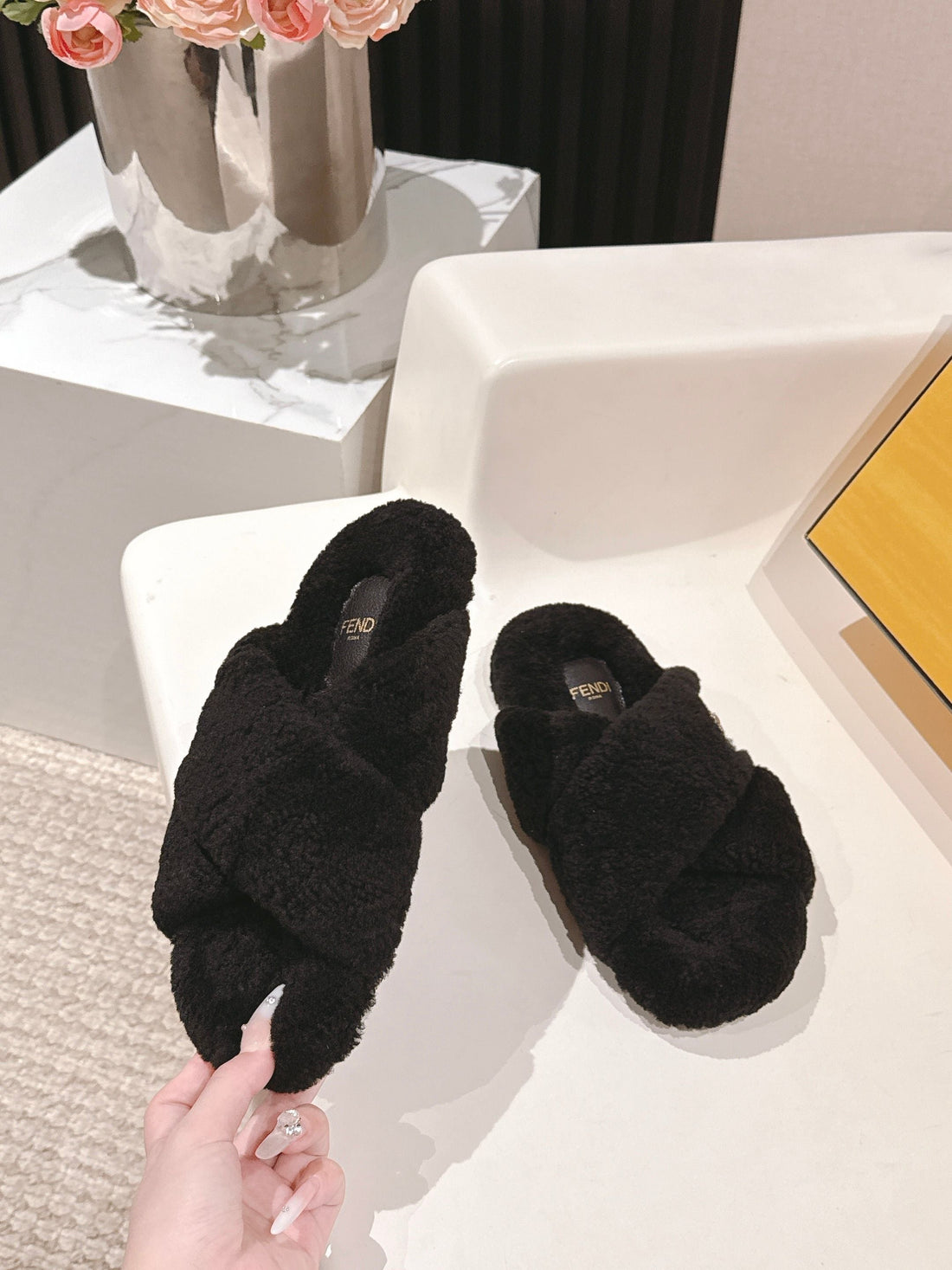 Fendi F013 2025SS Fluffy Slippers Black Lambswool 467194
