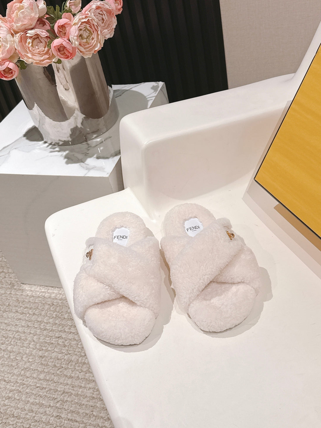 Fendi F013 2025SS Fluffy Slippers White Lambswool 467192