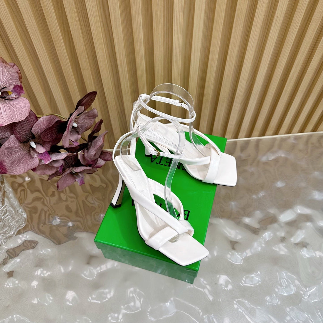 Bv 25SS Flat-Soled High-Heeled Ankle Strap Sandals White Shiny Calfskin