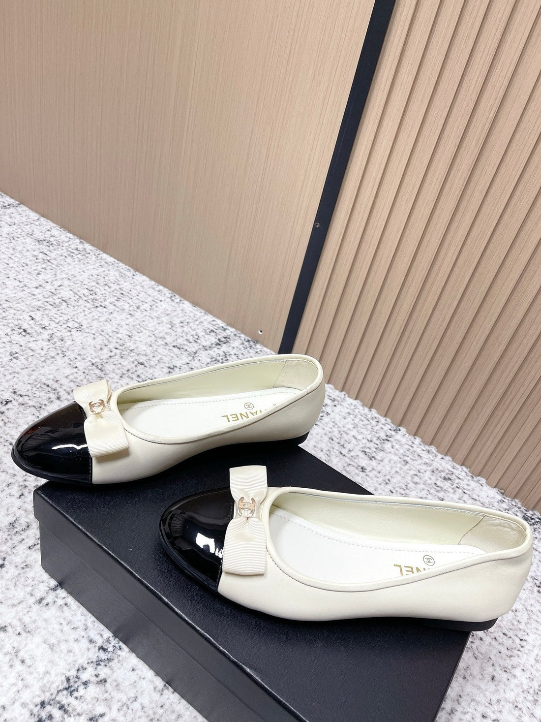Chanel Interlocking CC Logo White Black Ballet Flat In Lambskin 591389