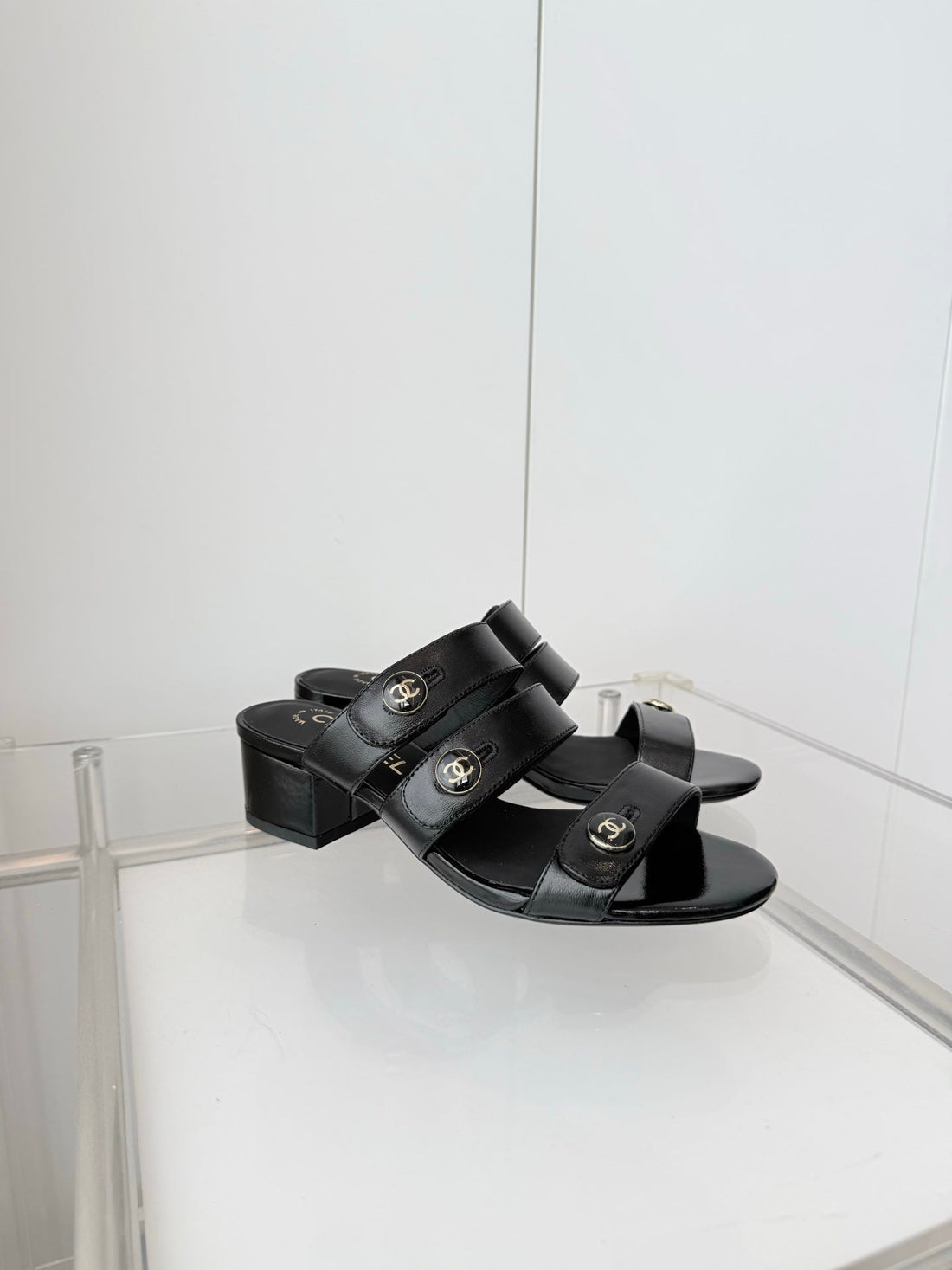 Chanel 26 Turnlock 40 Black Sandal Mule In Lambskin 597396