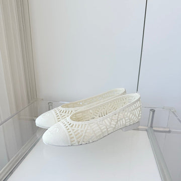 Chanel 26 Ladies Ballet Flats White In Fabric 597335