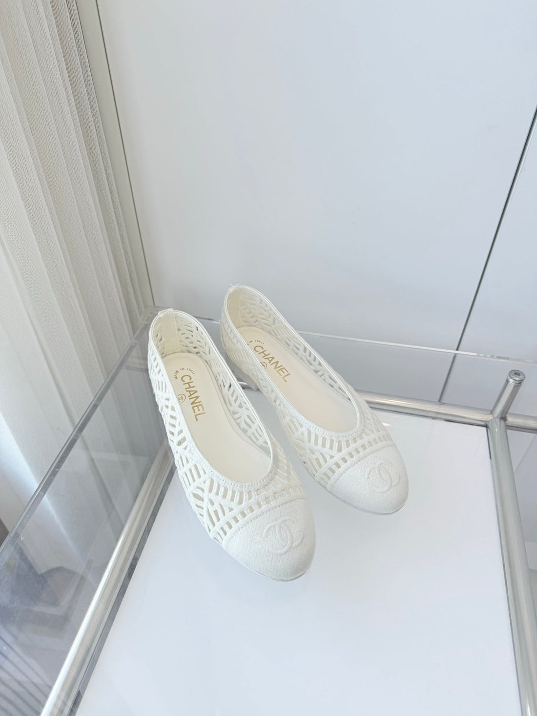 Chanel 26 Ladies Ballet Flats White In Fabric 597335