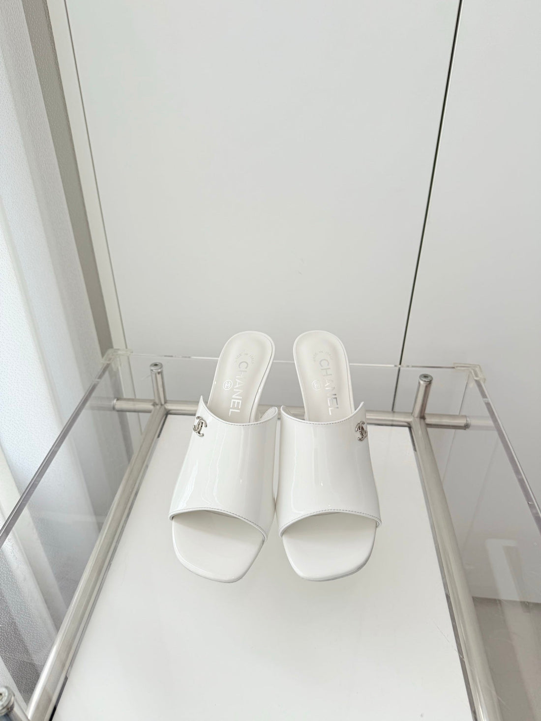 Chanel 26 Sandal 90 White In Patent Leather 597370