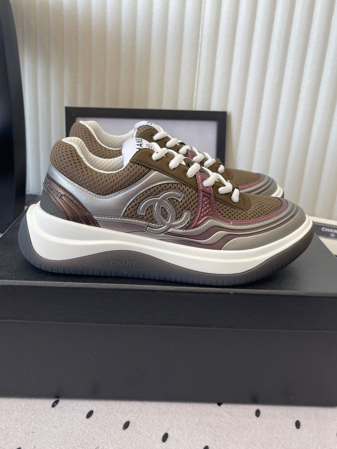 CC Sneaker Brown Metallic Silver In Cowhide 611662