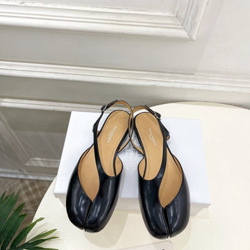 MM6 Tabi 26 Split-Toe Flat Sandals Black In Cowhide 631897