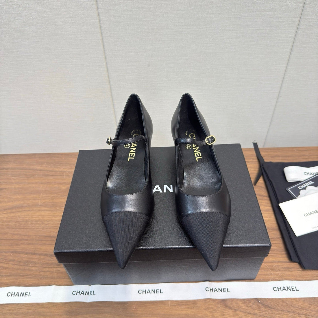 Chanel 26 Pointed-Toe Low Heel 25 Mary Janes Black In Cowhide Fabric 632188