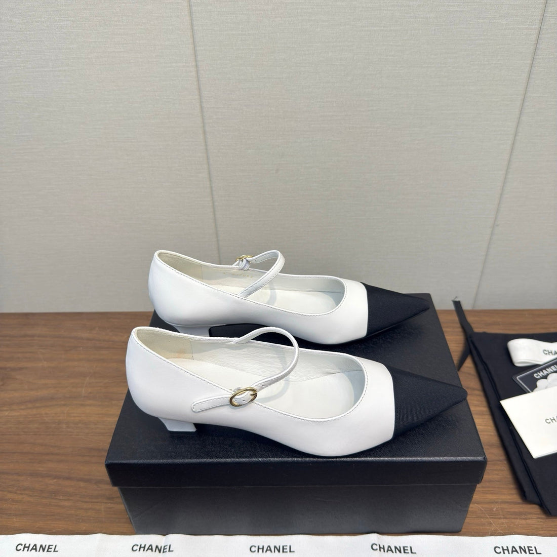 Chanel 26 Pointed-Toe Low Heel 25 Mary Janes White Black In Cowhide Fabric 632187