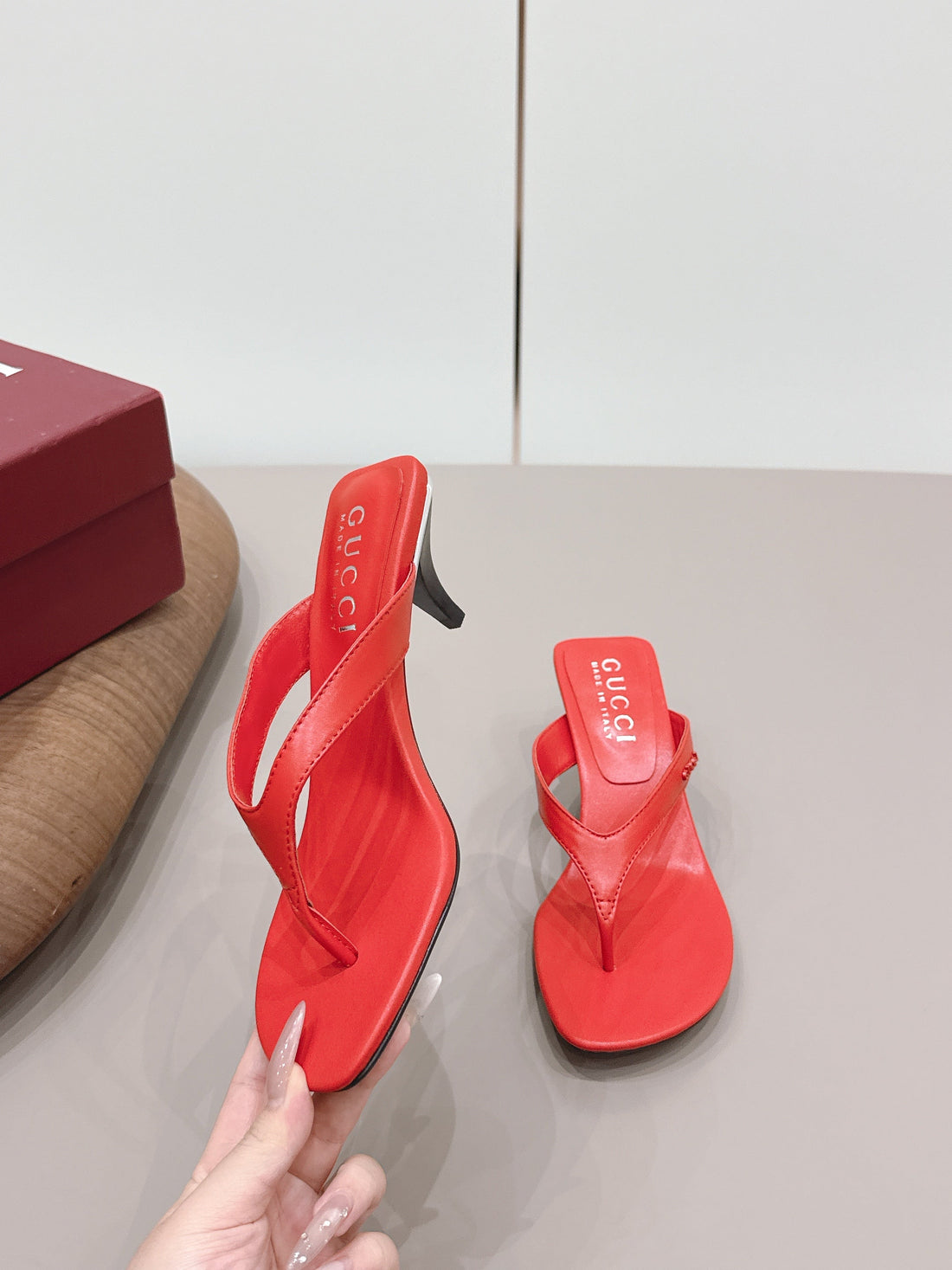 Gucci 26 Round Toe Flip-Flops 60 Red In Sheepskin 739373