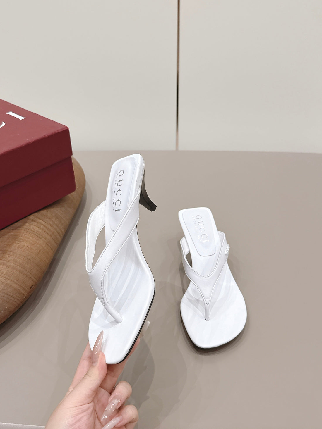 Gucci 26 Round Toe Flip-Flops 60 White In Sheepskin 739372