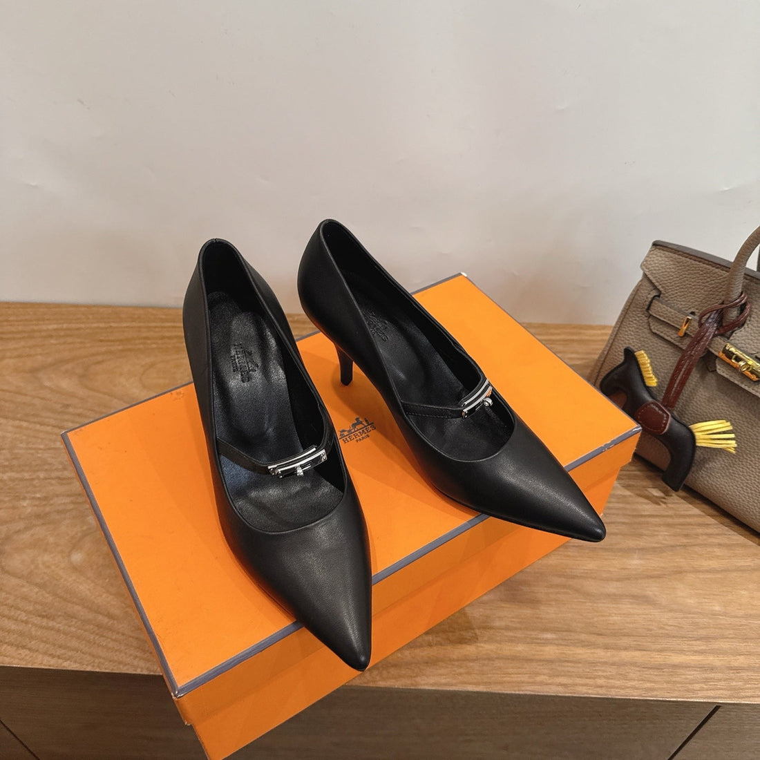 Hm 26 Majeste 85 Pump Black In Cowhide 744011
