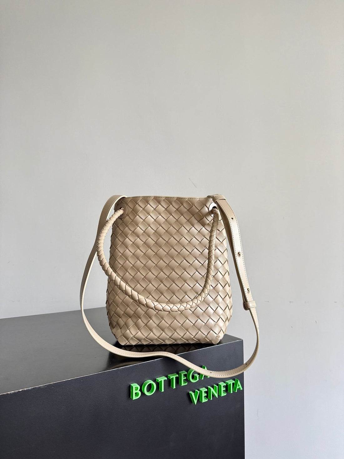 Bv Andiamo Small Bucket Bag Light Begie 30CM Lambskin 855759