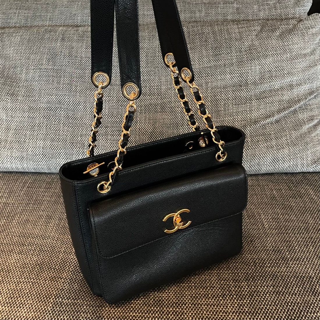 CC Vintage Turn-Lock Tote Bag 26CM Black Caviar Leather
