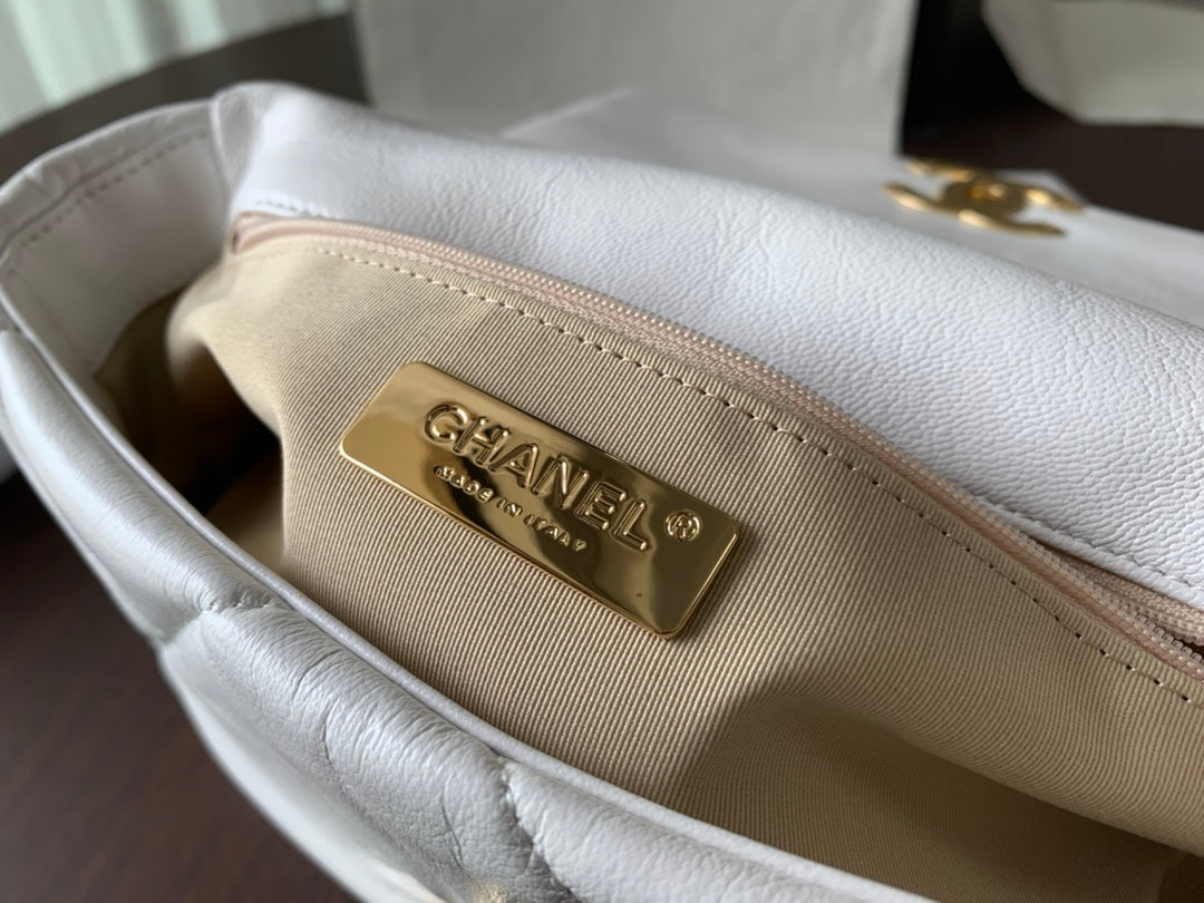 19 Flap Bag 30 White Goatskin