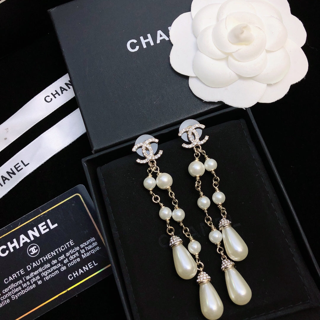Double C Earrings In Gold Metal With Two Pearl Tassels