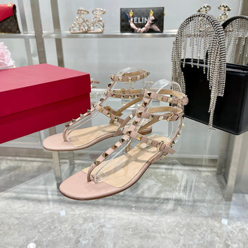 Rockstud Thong Sandal With Straps In Light Pink Calfskin