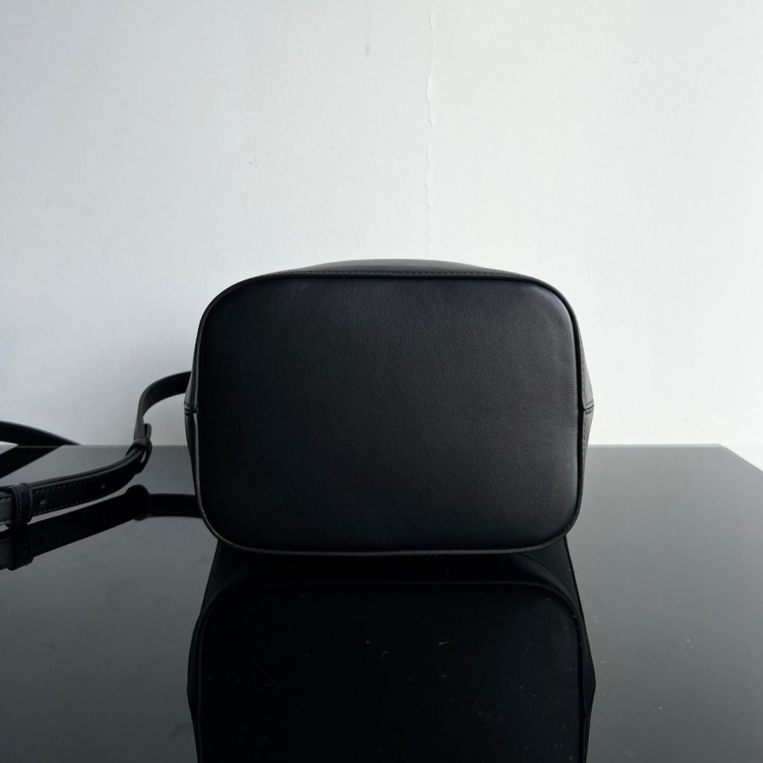 Bucket Cuir Triomphe 24 Calfskin Black