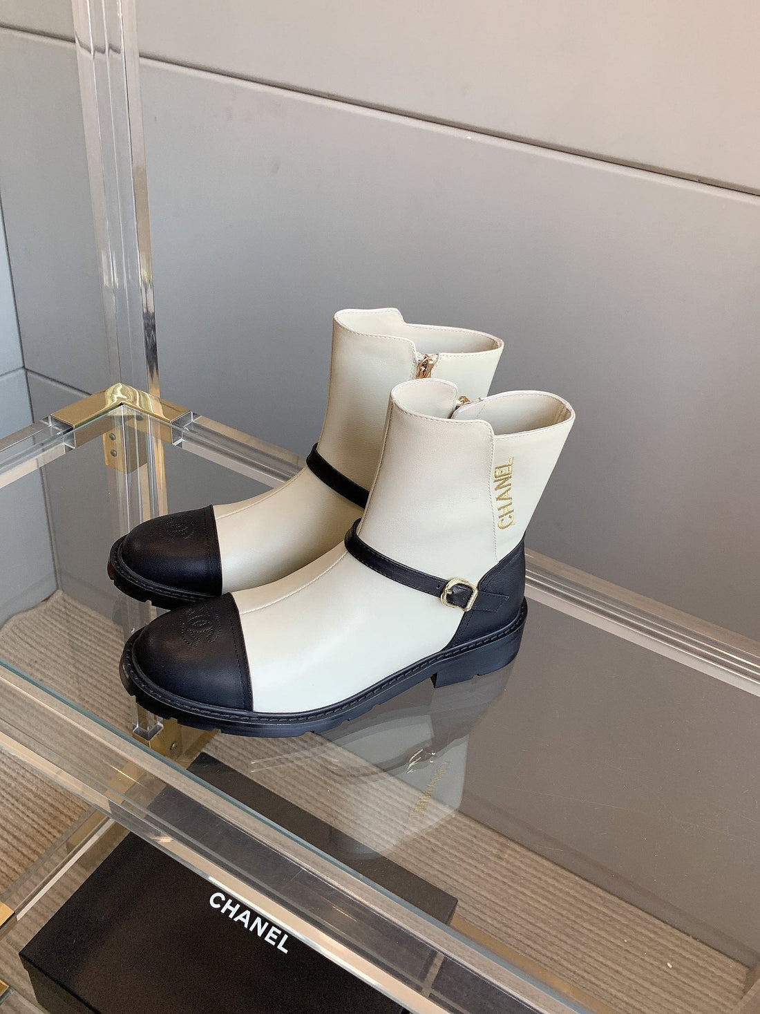 CC Front-Strap Ankle Boots 35MM Black White Sheeepskin 464553