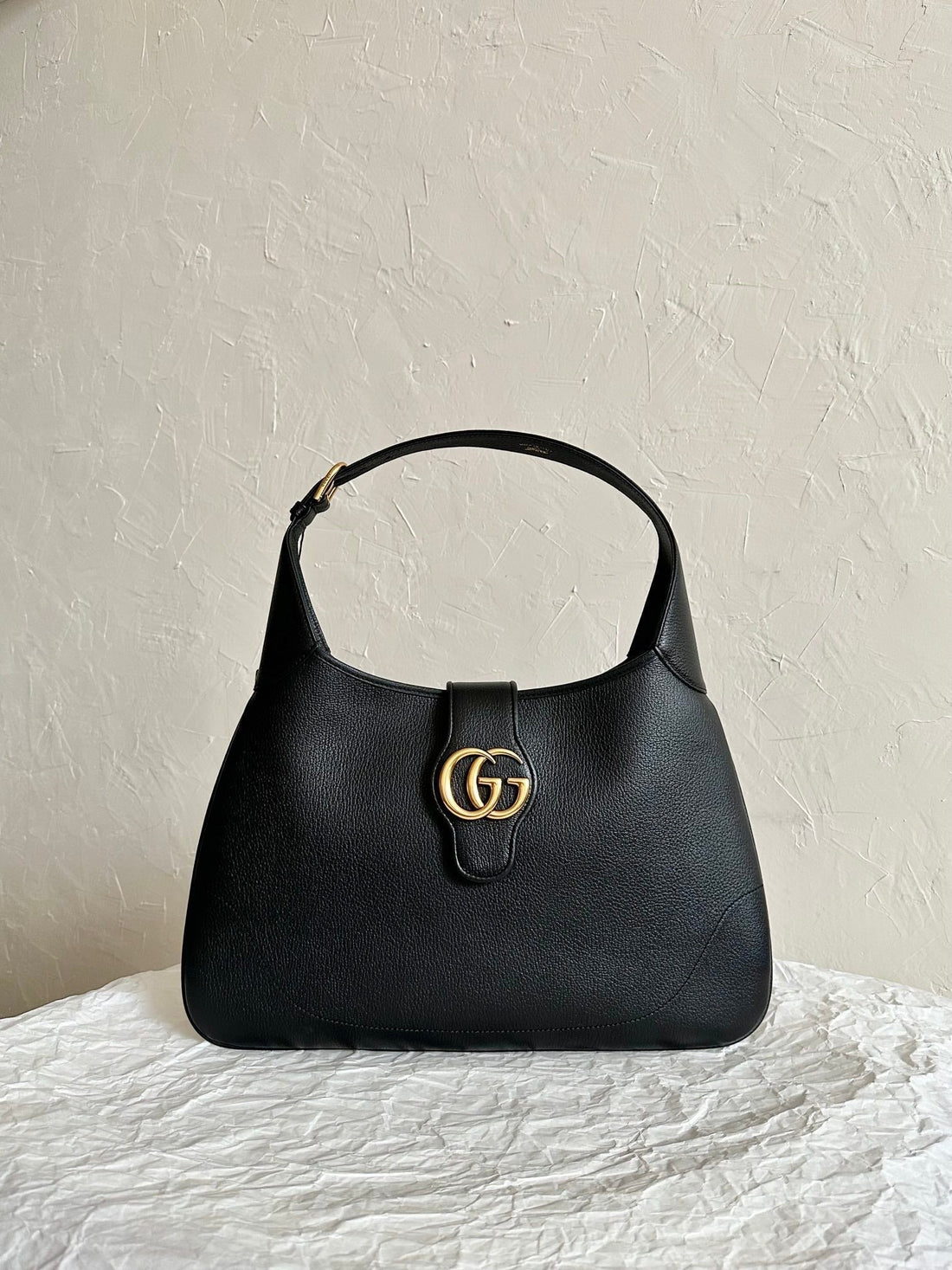 Aphrodite Medium 39 Shoulder Bag In Black Calfskin