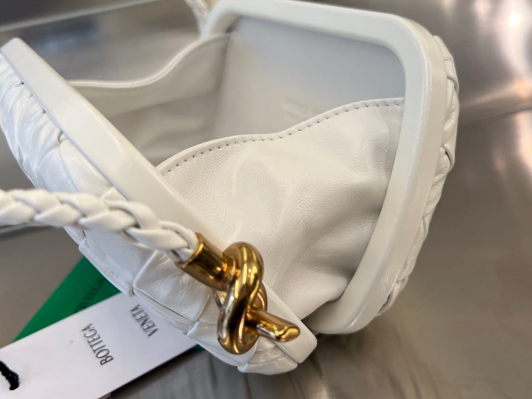 Knot 20 In White Lambskin With Chain