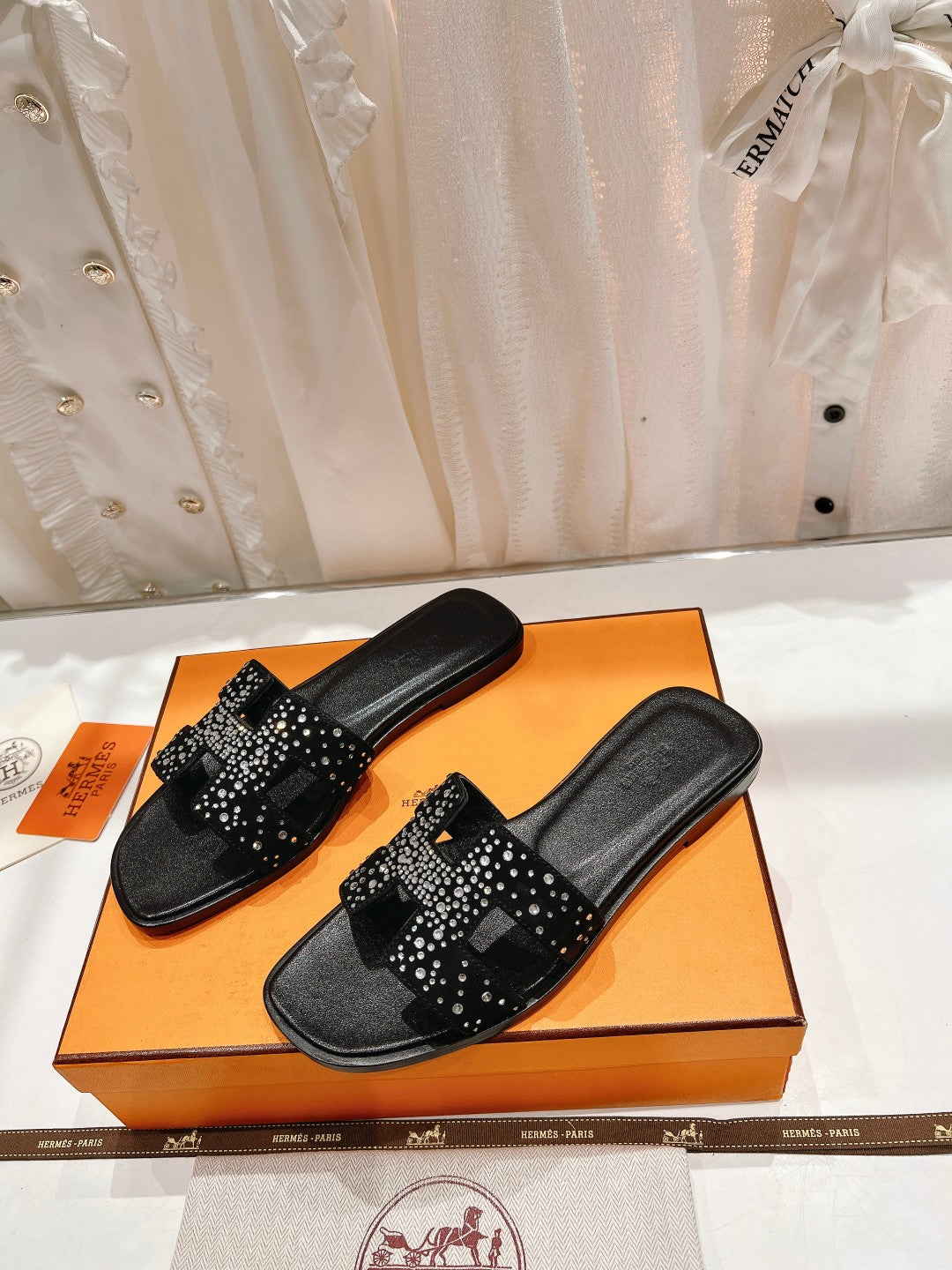 0RAN Sandal Black Lambskin Attach Crystals