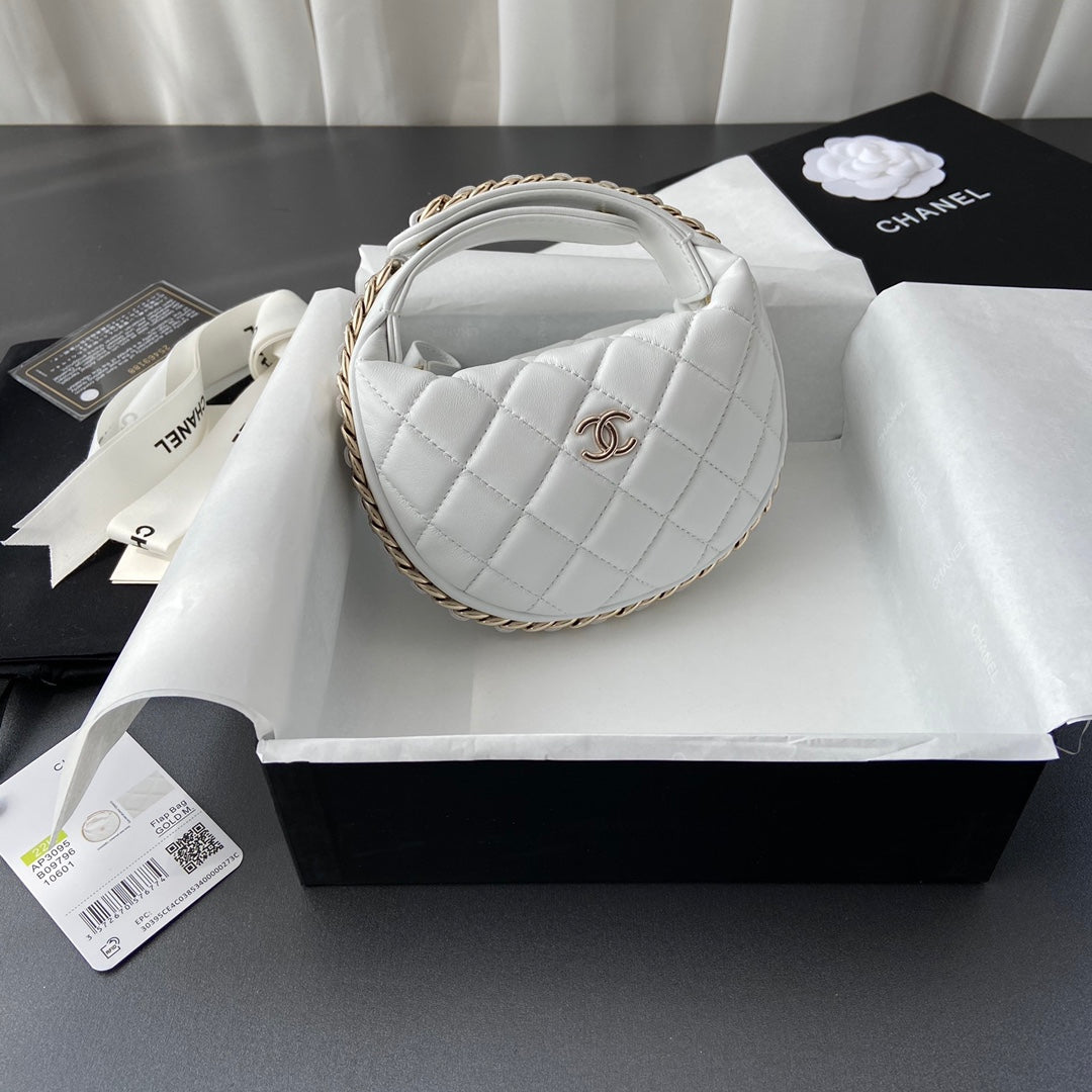 CC Pouch Bag 16CM White Lambskin Ghw 229975