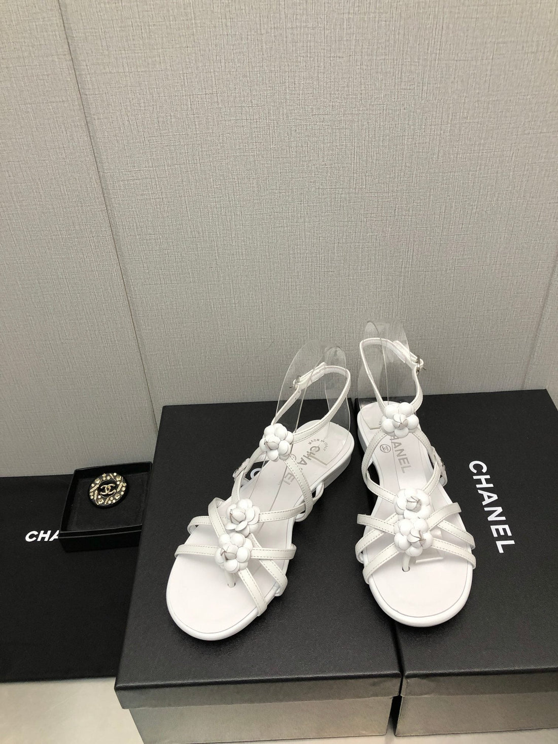 Floral Flat Sandal In White Lambskin
