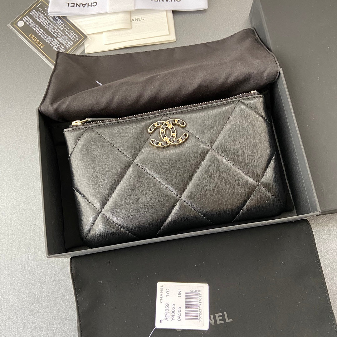 CC 19 Zipped Wallet 20CM Black Calfskin Gold Hardware