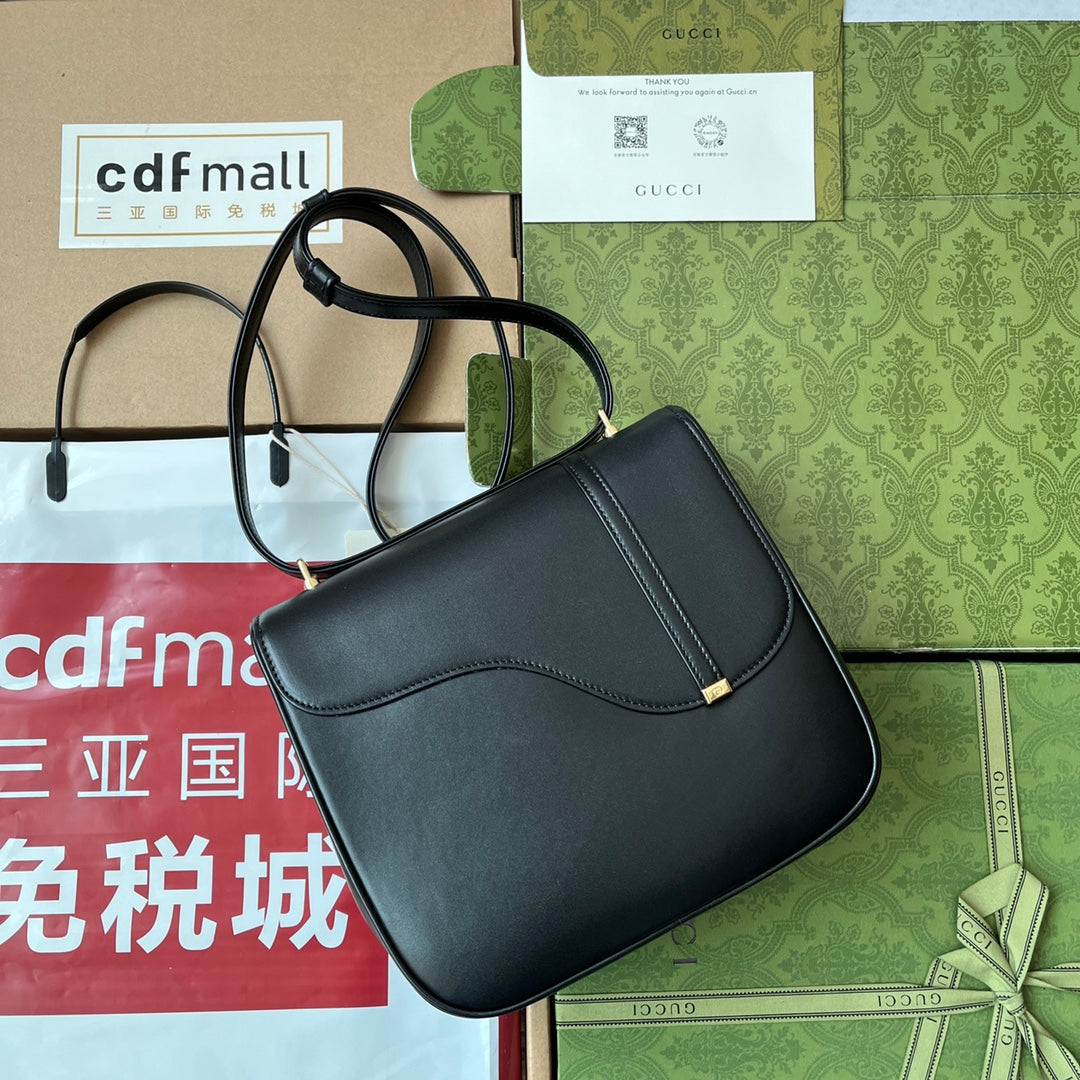 Equestrian Style Shoulder Bag 21 In Black Calfskin Gold Hardware