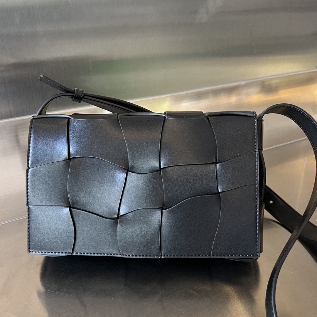 Cassette 23 In Black Calfskin With Wavy Pattern