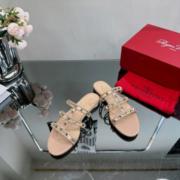 Vt 25 Rockstud Flat Sandals Beige Pvc Sheepskin