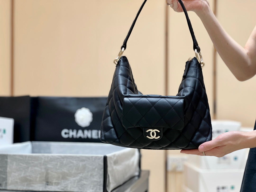 CC 23B Maxi Hobo 29.5cm Black Cowhide Light Ghw
