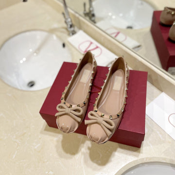 Rockstud Patent Beige Leather Ballerina