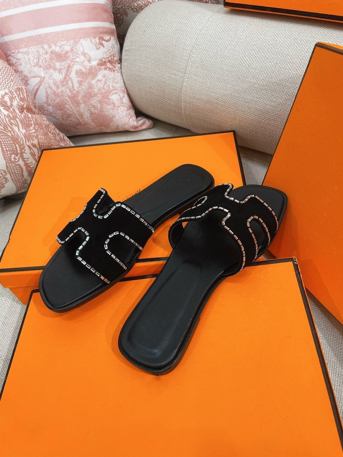 0RAN Sandal Calfskin Rhinestone Black