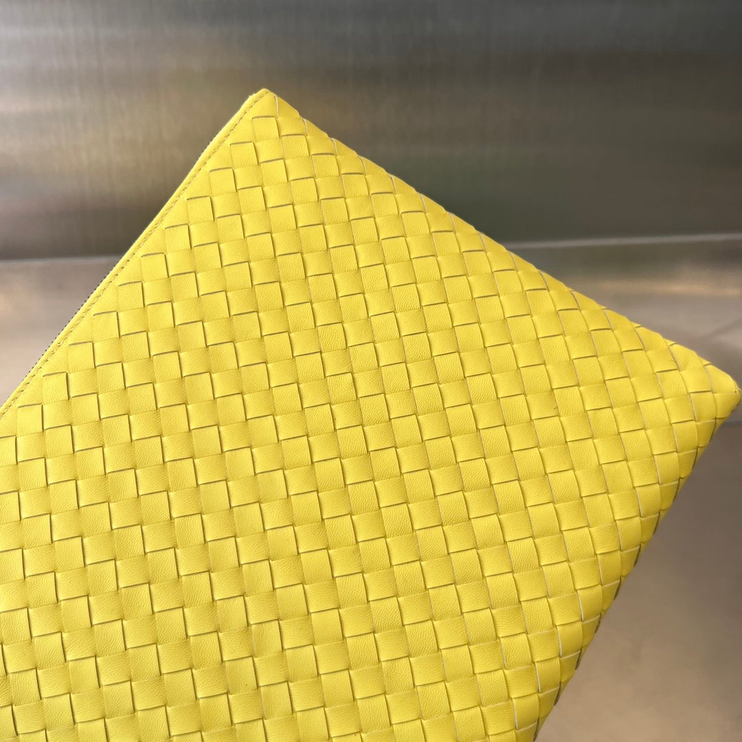 Intrecciato 30 In Light Yellow Lambskin
