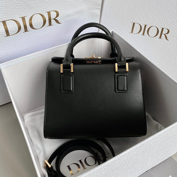 Boston 20 Handbag In Black Calfskin