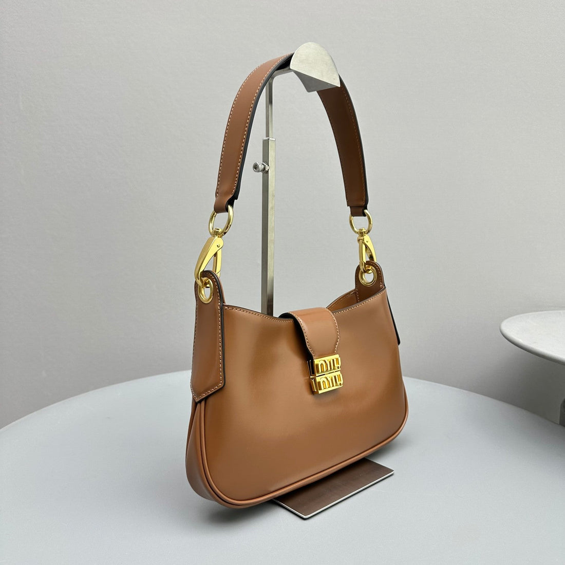 Hobo 28 City Shouder Bag In Cinnamon Brown Calfskin