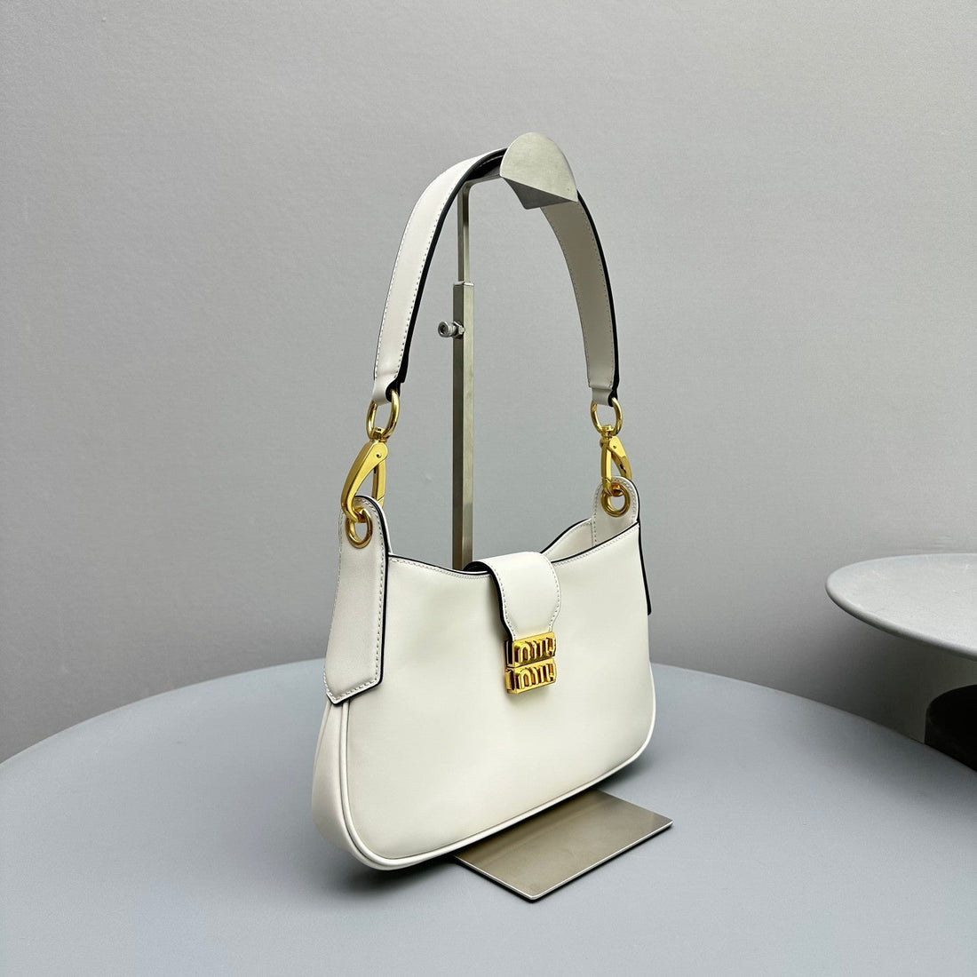 Hobo 28 City Shouder Bag In White Calfskin