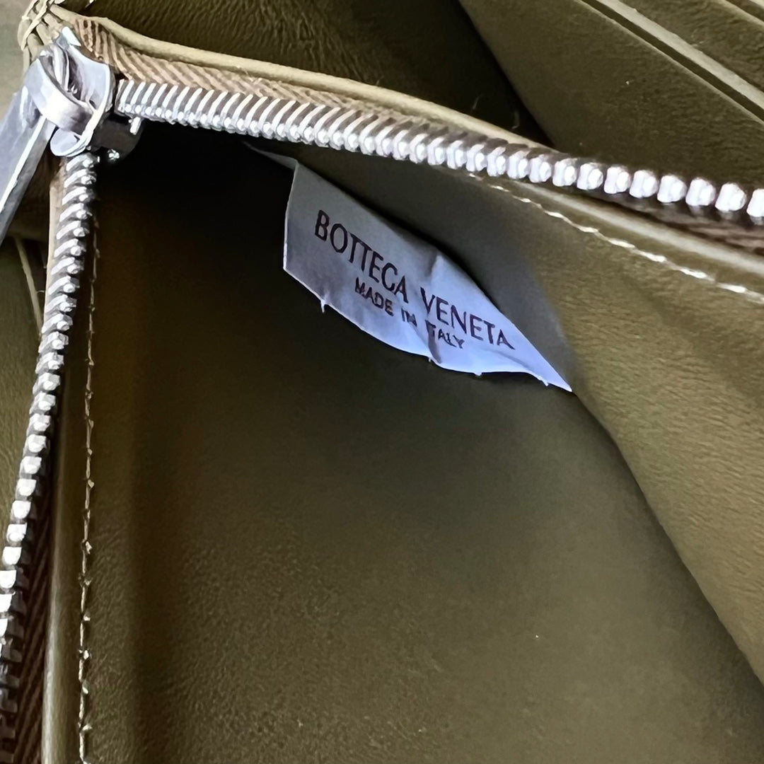 Intrecciato 19 Wallet In Olive Green Calfskin
